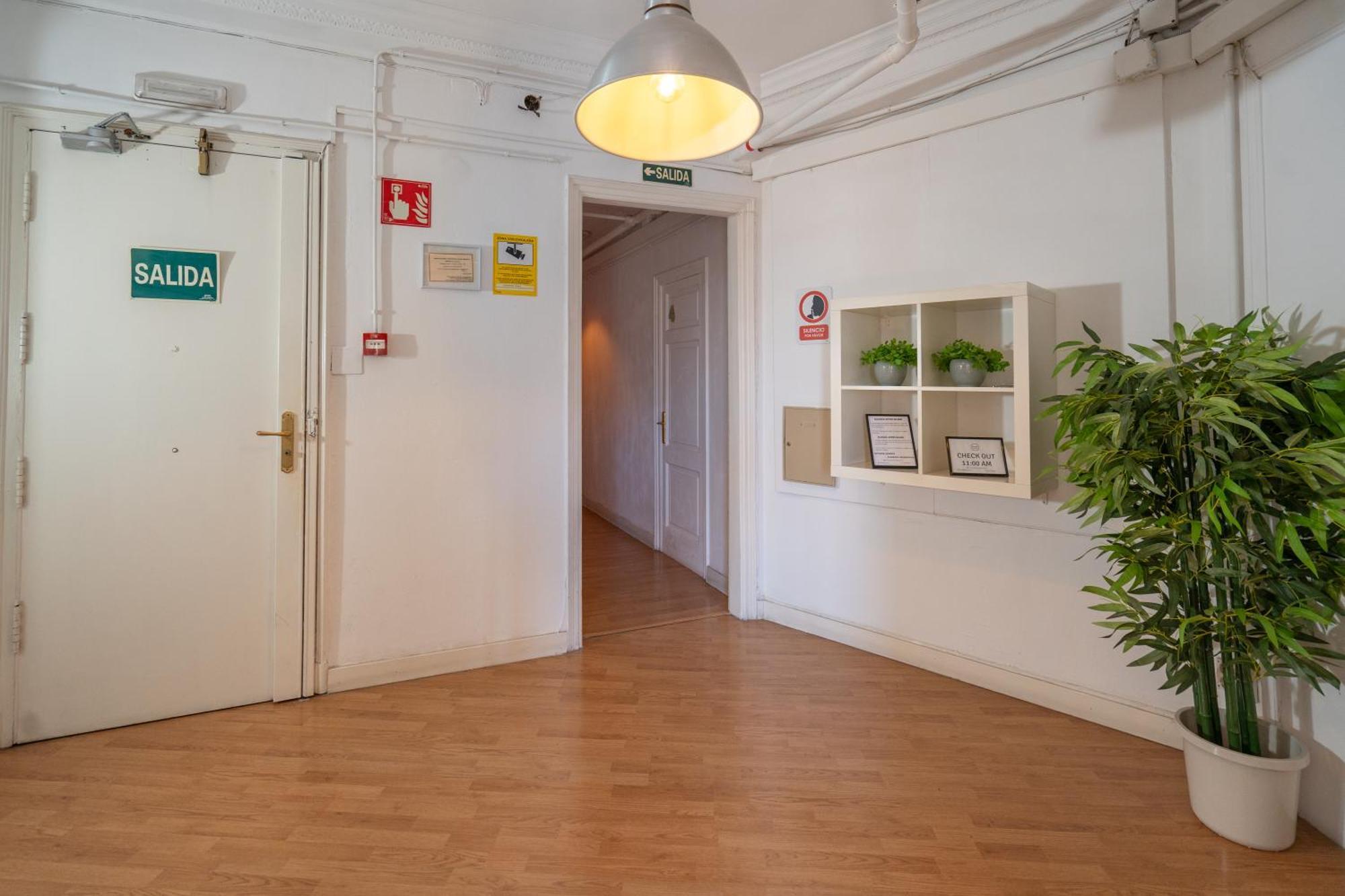 Wow Hostel Barcelona Buitenkant foto