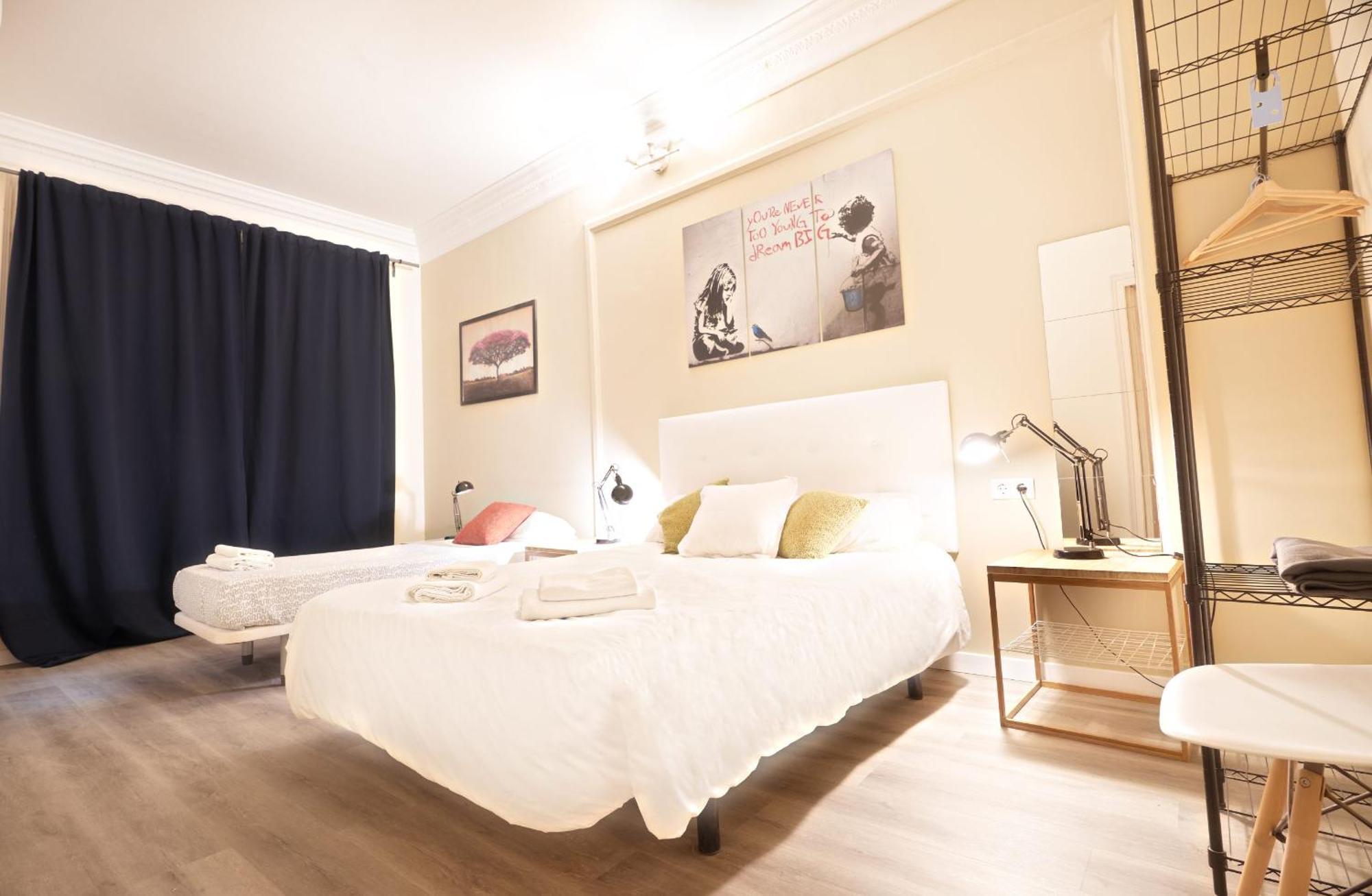 Wow Hostel Barcelona Buitenkant foto